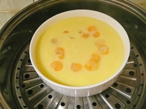 水沸后，放入蒸锅蒸12分钟左右，蛋液表面凝固，放入虾仁继续蒸3分钟即可。