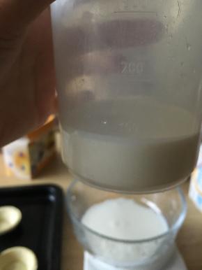 倒100ml淡奶油到牛奶中