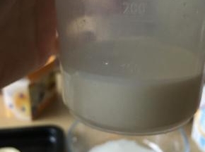 倒100ml淡奶油到牛奶中