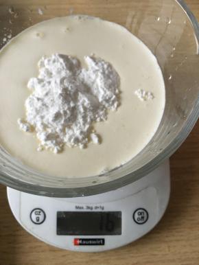 再在混合液体中加入16g糖粉（白砂糖）