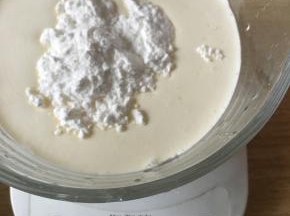 再在混合液体中加入16g糖粉（白砂糖）