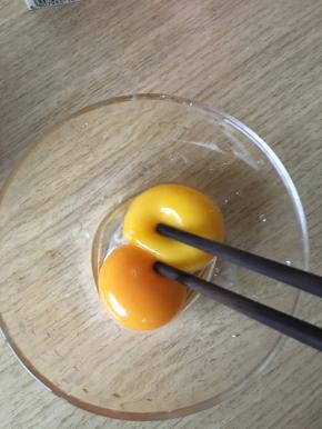 两个蛋黄打散后再加入混合液体中