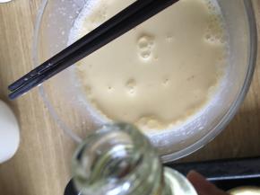 将混合液体搅拌均匀，（可根据个人口味选择是否加入一滴香草精）