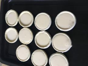 将蛋挞液倒入蛋挞皮中