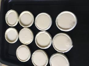 将蛋挞液倒入蛋挞皮中