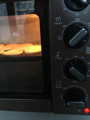 烤箱预热后，将蛋挞放进靠向，220°，中层烤15~20分钟