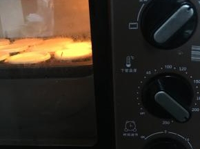 烤箱预热后，将蛋挞放进靠向，220°，中层烤15~20分钟