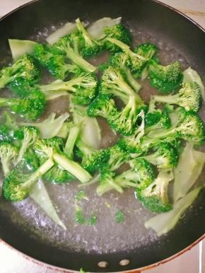 西兰花提前用加了食用油的水焯一下，一方面容易炒熟，另一方面，颜色更加翠绿，但焯的时间不宜过长，1分钟即可。