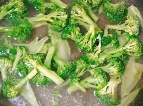 西兰花提前用加了食用油的水焯一下，一方面容易炒熟，另一方面，颜色更加翠绿，但焯的时间不宜过长，1分钟即可。