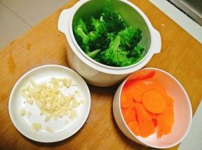 蒜切末，胡萝卜切片备用。