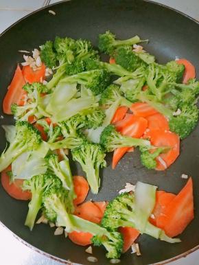 放入西兰花爆炒，盐、鸡精、花椒粉调味即可。