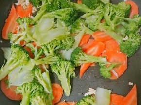 放入西兰花爆炒，盐、鸡精、花椒粉调味即可。