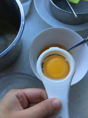 鸡蛋分离蛋清和蛋黄