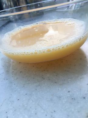 将13g细砂糖和水，加入蛋黄液中搅拌均匀，接着加入食用油，轻轻搅动，直至呈现表层泛白的乳化状态。