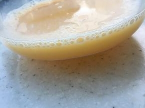 将13g细砂糖和水，加入蛋黄液中搅拌均匀，接着加入食用油，轻轻搅动，直至呈现表层泛白的乳化状态。