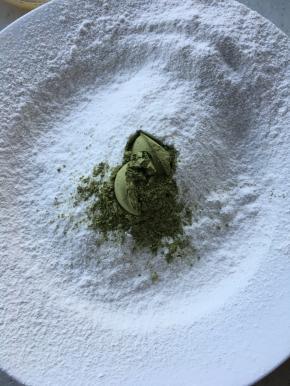 加入过筛的低粉和抹茶粉，搅拌至粉末消失。