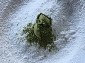 加入过筛的低粉和抹茶粉，搅拌至粉末消失。