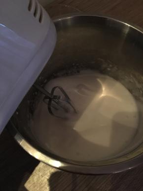 将鸡蛋清打发成蛋白霜（过程中，细砂糖分三次加入）