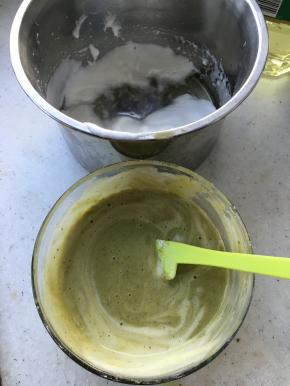 将蛋黄糊和蛋白霜混合，用炒菜的搅拌方式搅拌均匀（过程中，蛋白霜分三次倒入）