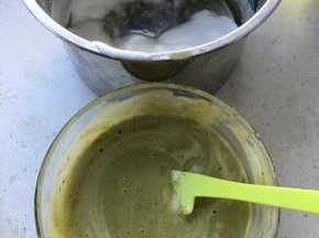 将蛋黄糊和蛋白霜混合，用炒菜的搅拌方式搅拌均匀（过程中，蛋白霜分三次倒入）