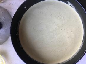 将蛋糕糊倒入模具。烤箱预热后，150°烘烤50分钟。