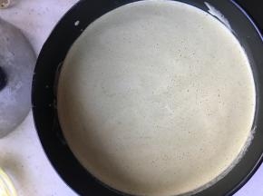 将蛋糕糊倒入模具。烤箱预热后，150°烘烤50分钟。