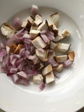 洋葱、香菇切小丁，备用