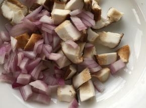洋葱、香菇切小丁，备用