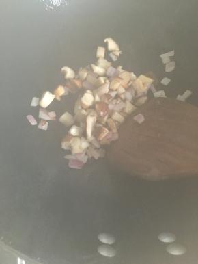 炒锅开火热油，先倒入洋葱、香菇丁划几下，然后加入料酒。