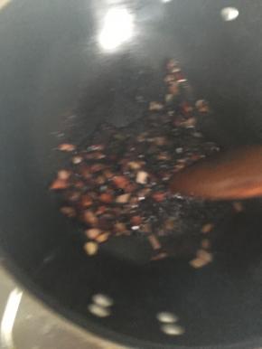 香菇软化出水后，倒入步骤2的食材