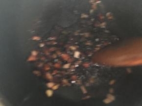 香菇软化出水后，倒入步骤2的食材