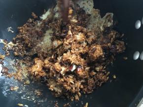 下米饭，炒至米饭上色后，加入打碎的鸡蛋液定浆。