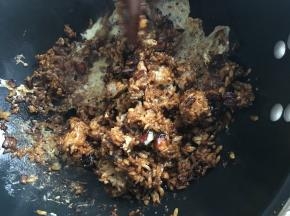下米饭，炒至米饭上色后，加入打碎的鸡蛋液定浆。