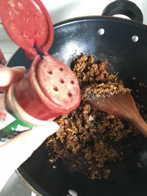 加入胡椒粉、耗油、鸡精，进行最后的翻炒。