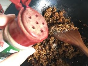 加入胡椒粉、耗油、鸡精，进行最后的翻炒。