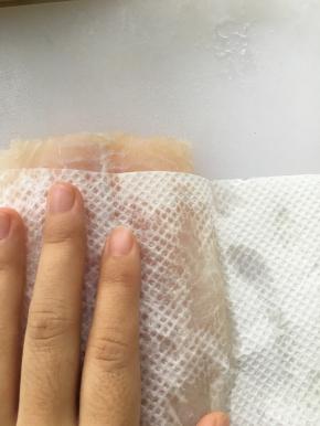 龙利鱼片解冻，用厨房纸吸干水分