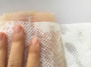 龙利鱼片解冻，用厨房纸吸干水分