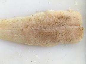 将龙利鱼片两面涂抹盐和胡椒粉，轻轻按摩、腌制20分钟