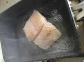 将龙利鱼片放入锅中