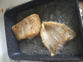 用筷子或木铲翻面，将鱼片煎至两面都发白