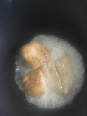 倒入适量清水（也可以用果酒）和两片柠檬