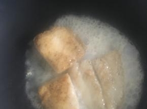 倒入适量清水（也可以用果酒）和两片柠檬