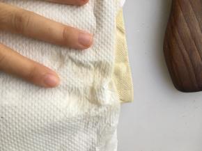 老豆腐洗净，用厨房纸吸干表面水分。