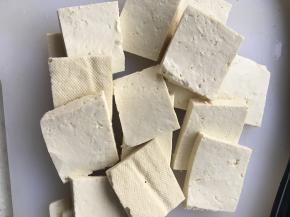 将整块的老豆腐切成一厘米厚的豆腐片