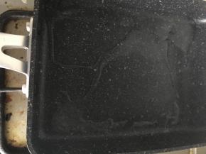 平底锅放入少量油，再加入一勺盐。