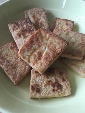 待两面都煎至金黄色后，出锅摆盘。