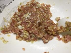 向肉馅里加入鲜酱油、少许盐拌匀
