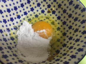 打一个鸡蛋，加入少许淀粉，混合均匀