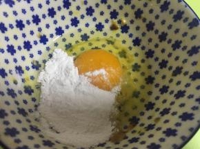 打一个鸡蛋，加入少许淀粉，混合均匀