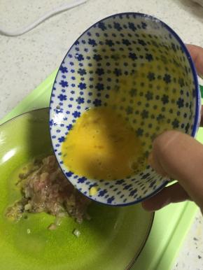 将蛋液倒入肉糜中，和匀